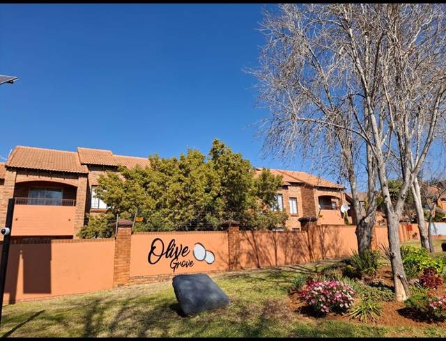 2 BEDROOM APARTMENT FOR SALE IN MOOIKLOOF RIDGE ESTATE